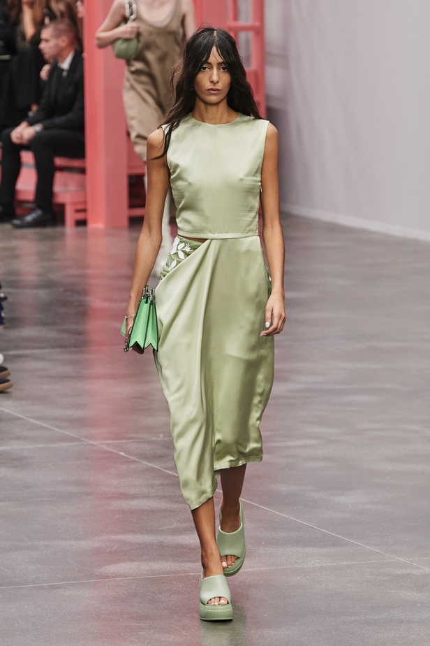 عرض أزياء Fendi  لربيع وصيف 2023 يضفي بُعدًا جديدًا للأزياء العمليّة