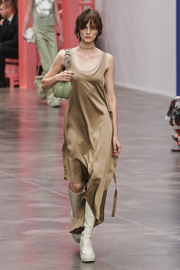 عرض أزياء Fendi  لربيع وصيف 2023 يضفي بُعدًا جديدًا للأزياء العمليّة