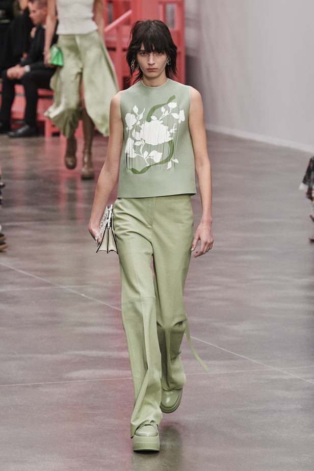 عرض أزياء Fendi  لربيع وصيف 2023 يضفي بُعدًا جديدًا للأزياء العمليّة