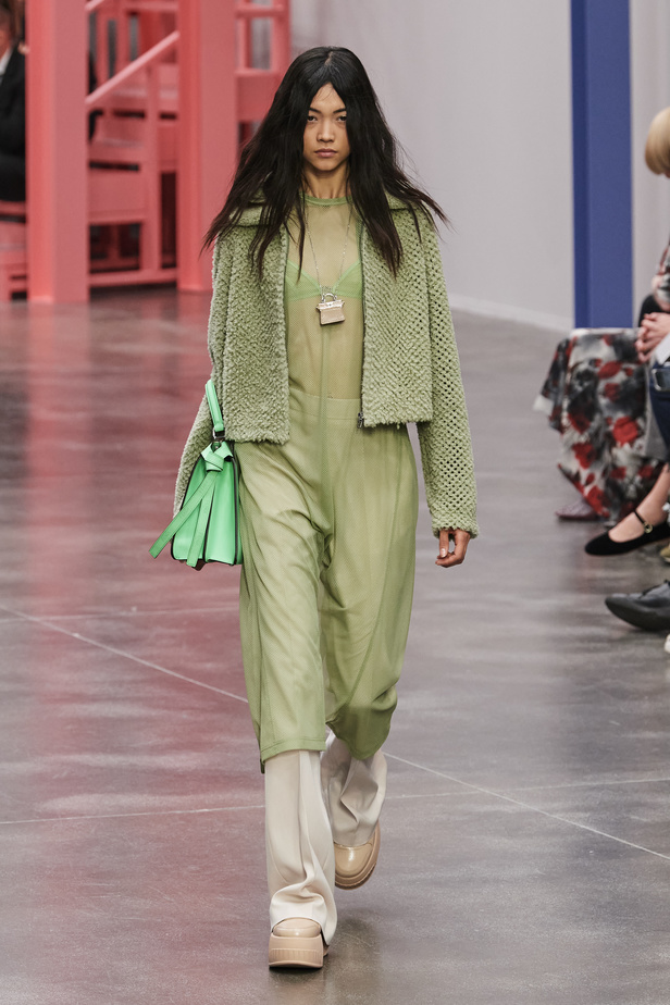 عرض أزياء Fendi  لربيع وصيف 2023 يضفي بُعدًا جديدًا للأزياء العمليّة