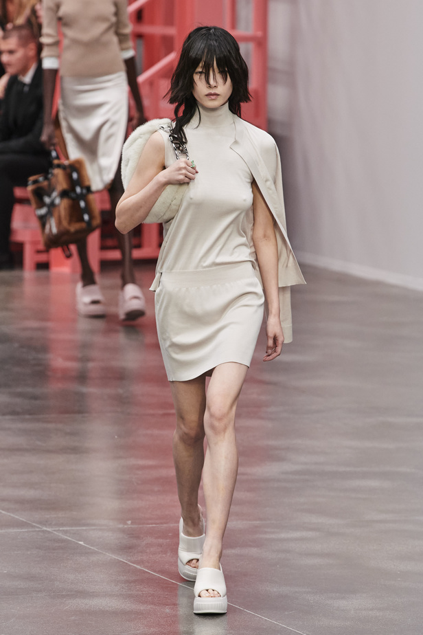 عرض أزياء Fendi  لربيع وصيف 2023 يضفي بُعدًا جديدًا للأزياء العمليّة