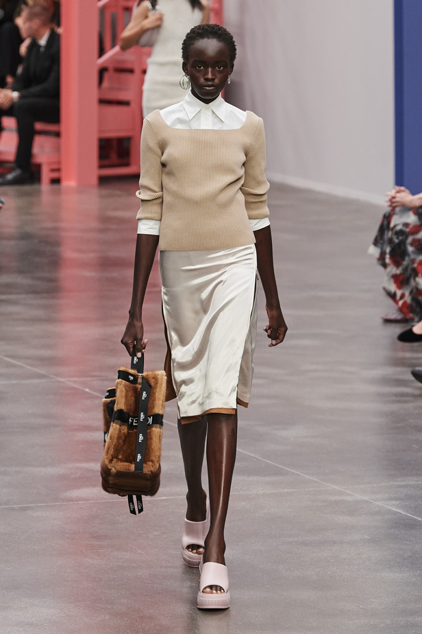 عرض أزياء Fendi  لربيع وصيف 2023 يضفي بُعدًا جديدًا للأزياء العمليّة