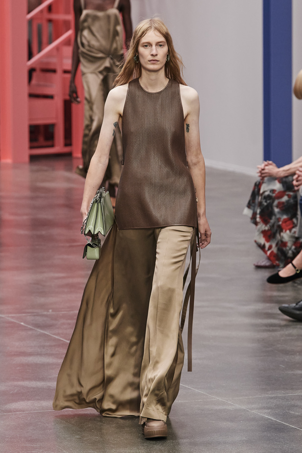 عرض أزياء Fendi  لربيع وصيف 2023 يضفي بُعدًا جديدًا للأزياء العمليّة