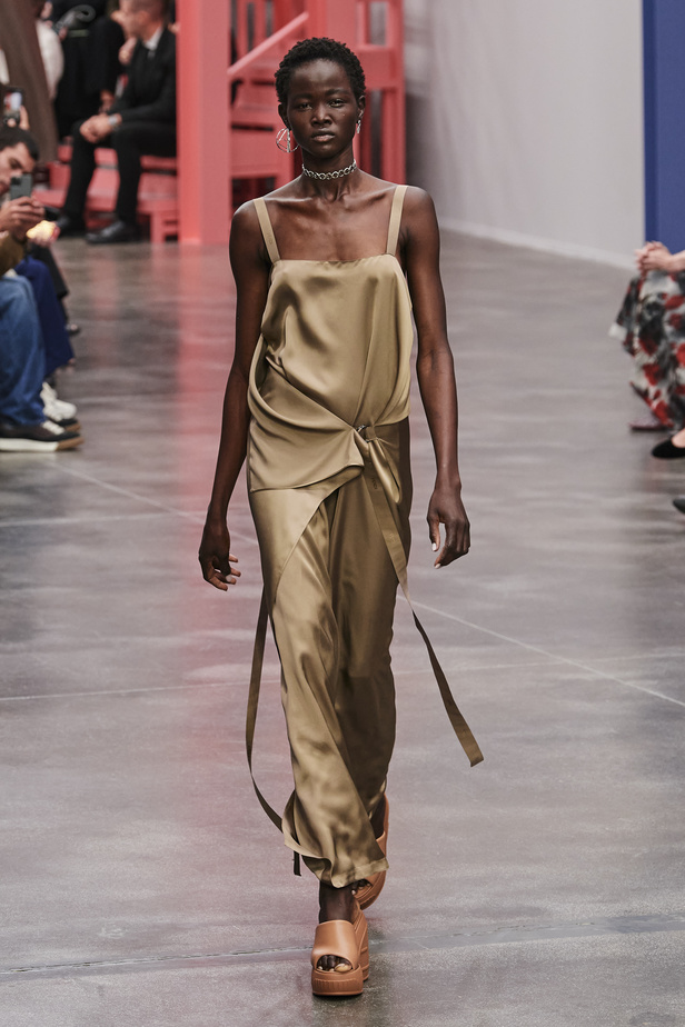 عرض أزياء Fendi  لربيع وصيف 2023 يضفي بُعدًا جديدًا للأزياء العمليّة