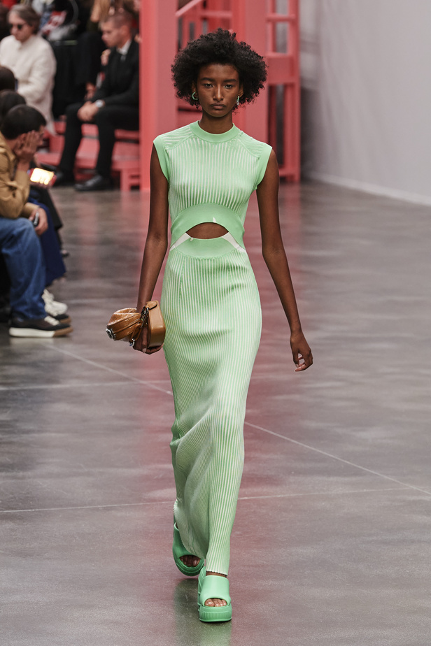 عرض أزياء Fendi  لربيع وصيف 2023 يضفي بُعدًا جديدًا للأزياء العمليّة