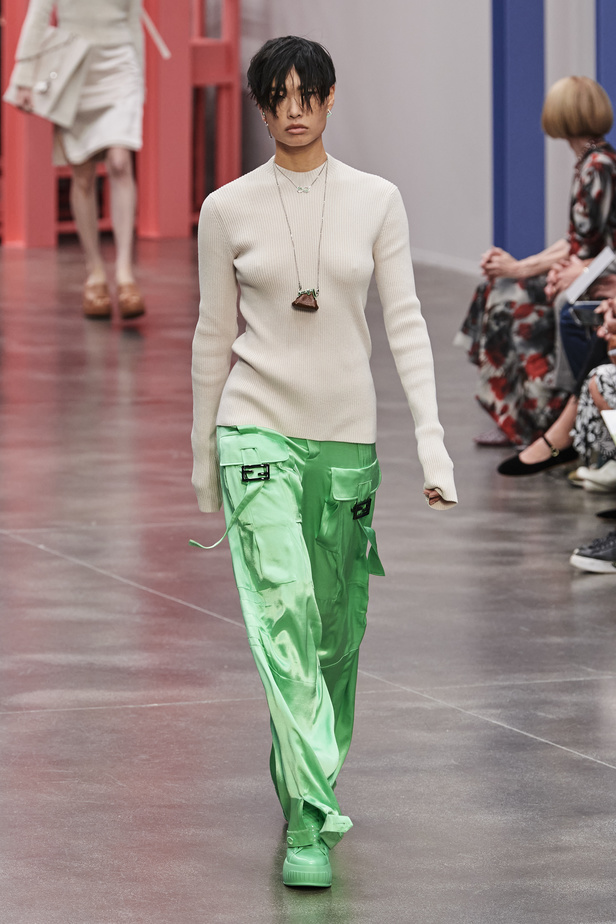 عرض أزياء Fendi  لربيع وصيف 2023 يضفي بُعدًا جديدًا للأزياء العمليّة