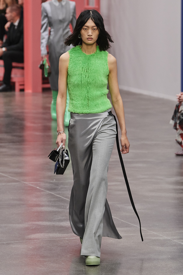 عرض أزياء Fendi  لربيع وصيف 2023 يضفي بُعدًا جديدًا للأزياء العمليّة