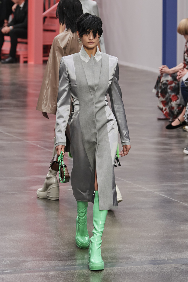 عرض أزياء Fendi  لربيع وصيف 2023 يضفي بُعدًا جديدًا للأزياء العمليّة