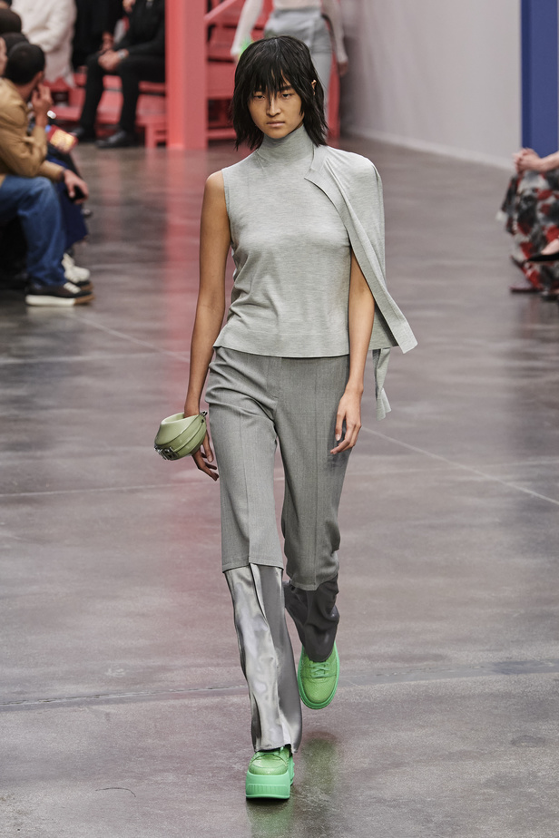 عرض أزياء Fendi  لربيع وصيف 2023 يضفي بُعدًا جديدًا للأزياء العمليّة