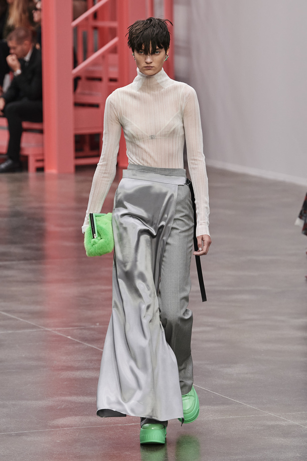 عرض أزياء Fendi  لربيع وصيف 2023 يضفي بُعدًا جديدًا للأزياء العمليّة