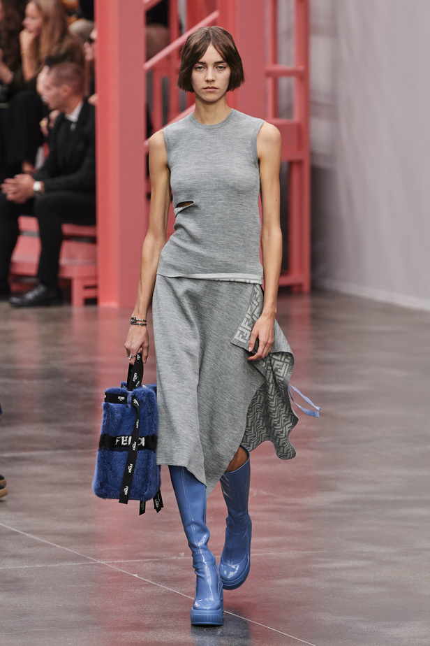 عرض أزياء Fendi  لربيع وصيف 2023 يضفي بُعدًا جديدًا للأزياء العمليّة