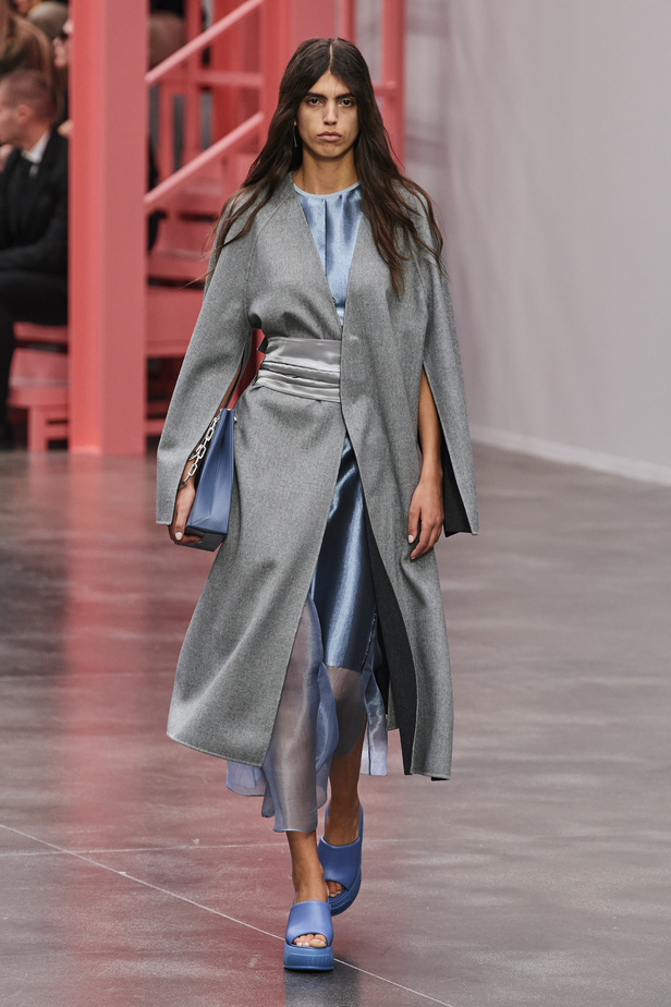عرض أزياء Fendi  لربيع وصيف 2023 يضفي بُعدًا جديدًا للأزياء العمليّة