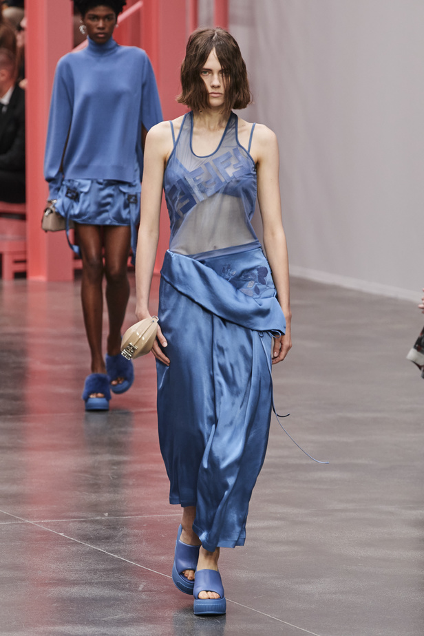 عرض أزياء Fendi  لربيع وصيف 2023 يضفي بُعدًا جديدًا للأزياء العمليّة