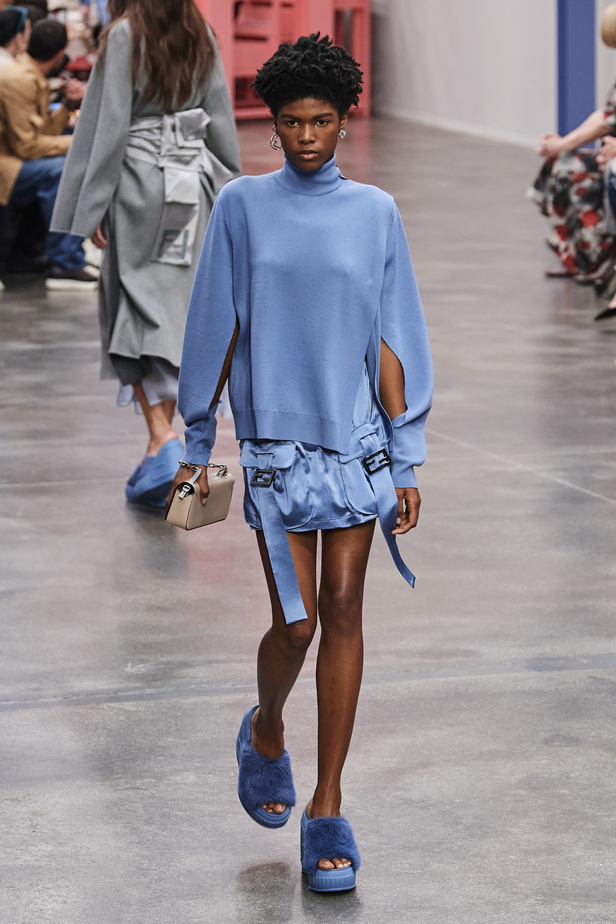 عرض أزياء Fendi  لربيع وصيف 2023 يضفي بُعدًا جديدًا للأزياء العمليّة