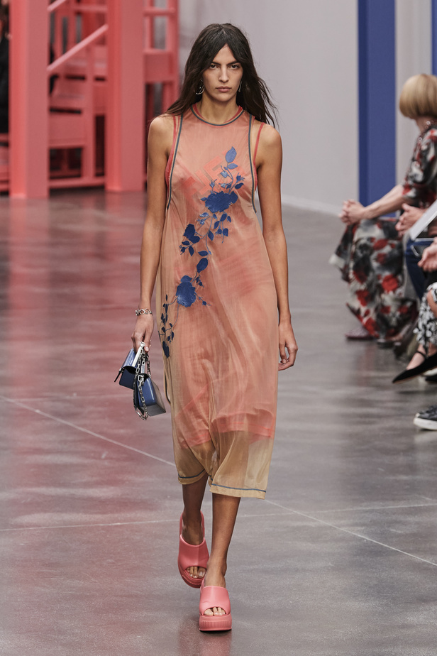 عرض أزياء Fendi  لربيع وصيف 2023 يضفي بُعدًا جديدًا للأزياء العمليّة