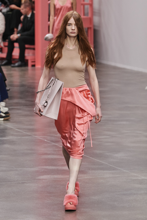 عرض أزياء Fendi  لربيع وصيف 2023 يضفي بُعدًا جديدًا للأزياء العمليّة