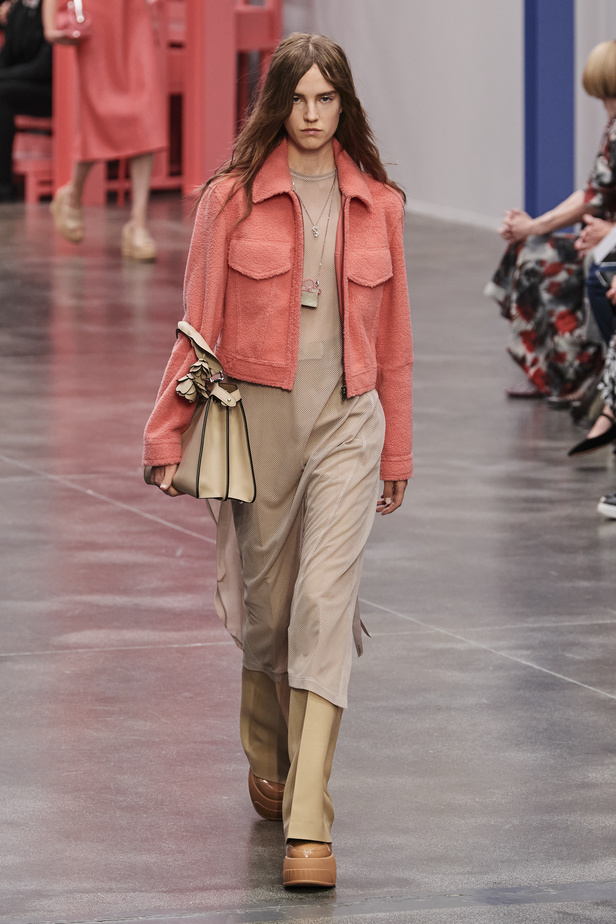 عرض أزياء Fendi  لربيع وصيف 2023 يضفي بُعدًا جديدًا للأزياء العمليّة