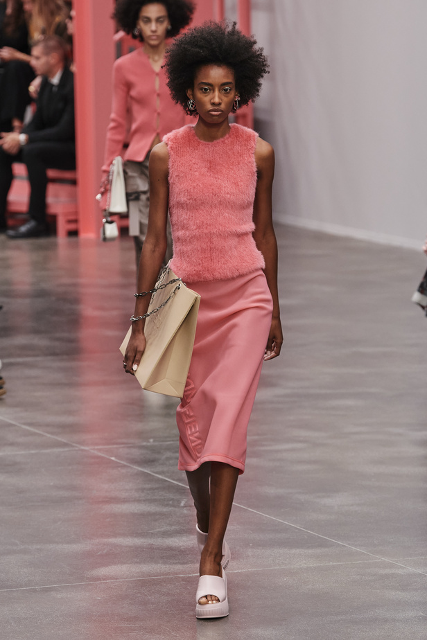 عرض أزياء Fendi  لربيع وصيف 2023 يضفي بُعدًا جديدًا للأزياء العمليّة