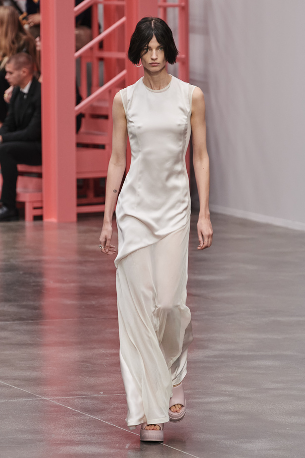 عرض أزياء Fendi  لربيع وصيف 2023 يضفي بُعدًا جديدًا للأزياء العمليّة