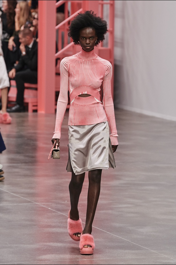 عرض أزياء Fendi  لربيع وصيف 2023 يضفي بُعدًا جديدًا للأزياء العمليّة