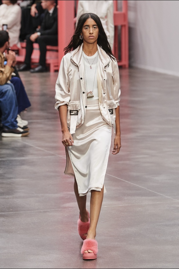 عرض أزياء Fendi  لربيع وصيف 2023 يضفي بُعدًا جديدًا للأزياء العمليّة