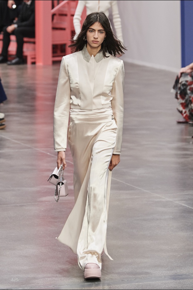 عرض أزياء Fendi  لربيع وصيف 2023 يضفي بُعدًا جديدًا للأزياء العمليّة