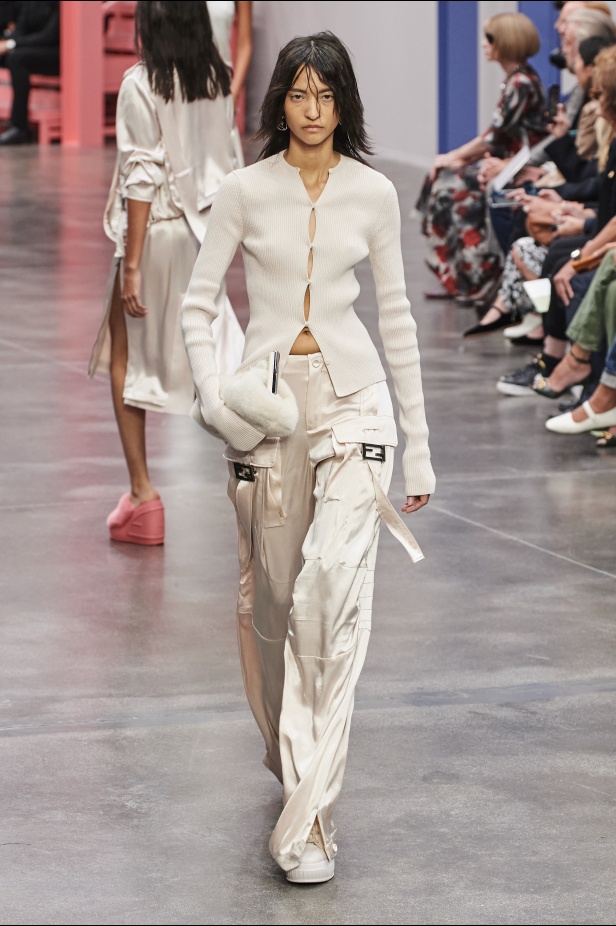 عرض أزياء Fendi  لربيع وصيف 2023 يضفي بُعدًا جديدًا للأزياء العمليّة
