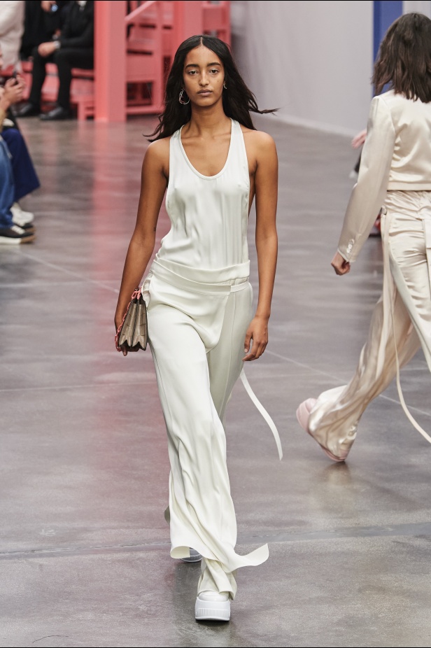 عرض أزياء Fendi  لربيع وصيف 2023 يضفي بُعدًا جديدًا للأزياء العمليّة
