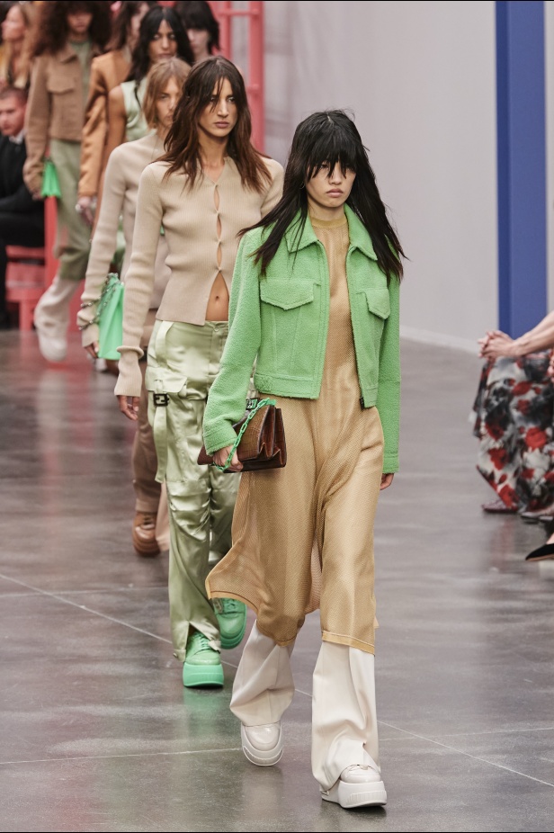 عرض أزياء Fendi  لربيع وصيف 2023 يضفي بُعدًا جديدًا للأزياء العمليّة