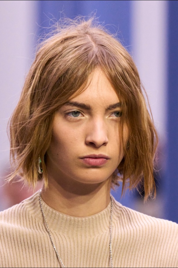 عرض أزياء Fendi  لربيع وصيف 2023 يضفي بُعدًا جديدًا للأزياء العمليّة