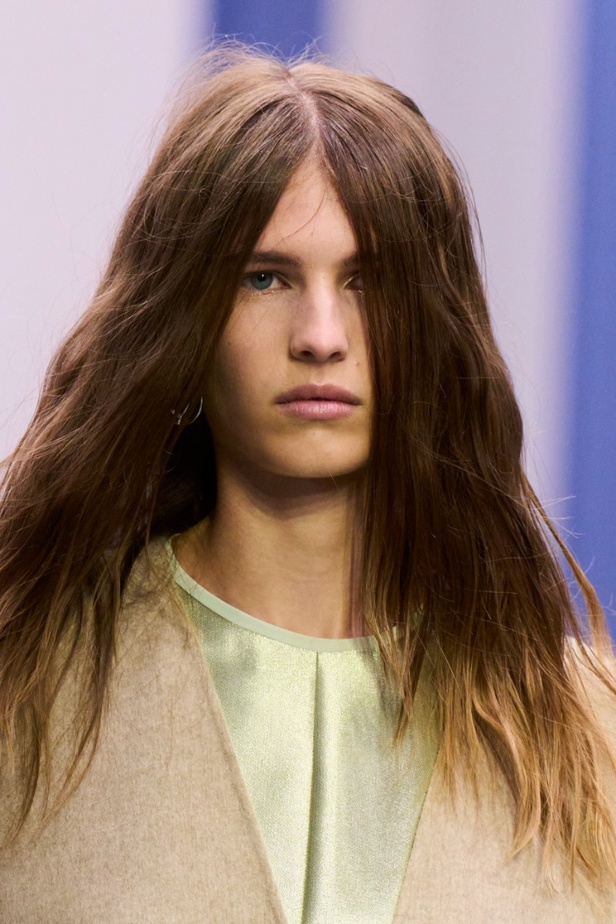 عرض أزياء Fendi  لربيع وصيف 2023 يضفي بُعدًا جديدًا للأزياء العمليّة