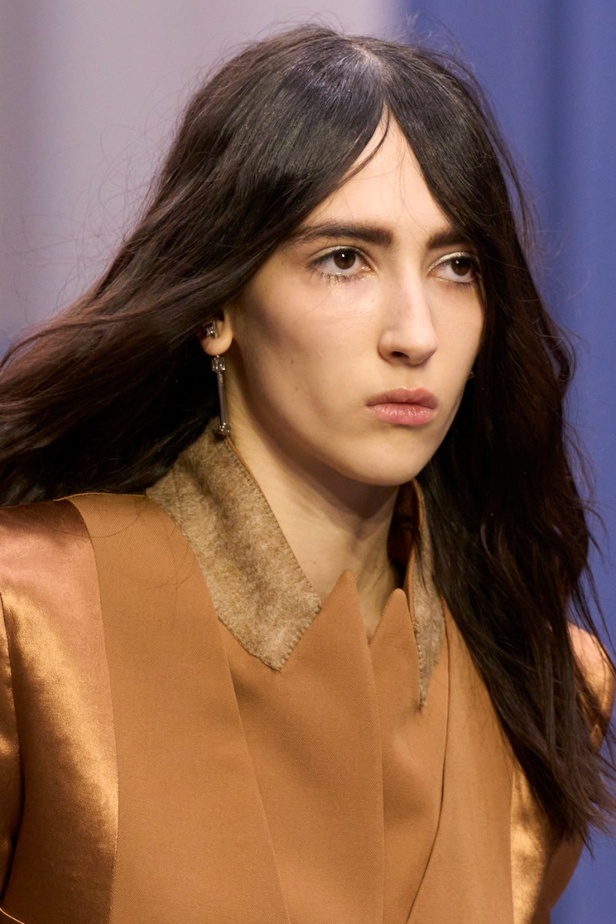 عرض أزياء Fendi  لربيع وصيف 2023 يضفي بُعدًا جديدًا للأزياء العمليّة