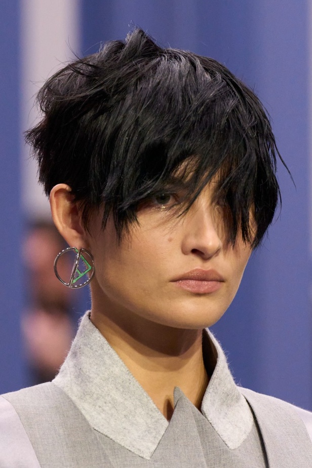 عرض أزياء Fendi  لربيع وصيف 2023 يضفي بُعدًا جديدًا للأزياء العمليّة