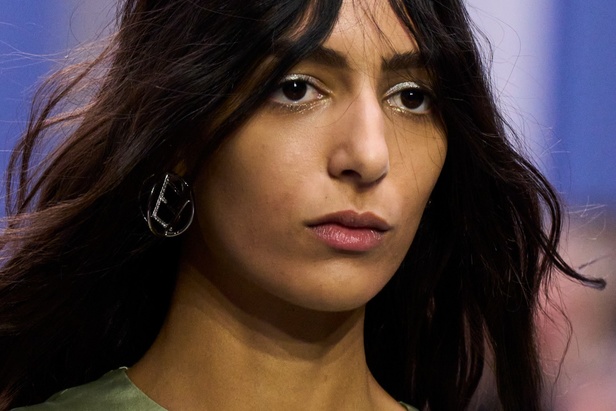 عرض أزياء Fendi  لربيع وصيف 2023 يضفي بُعدًا جديدًا للأزياء العمليّة