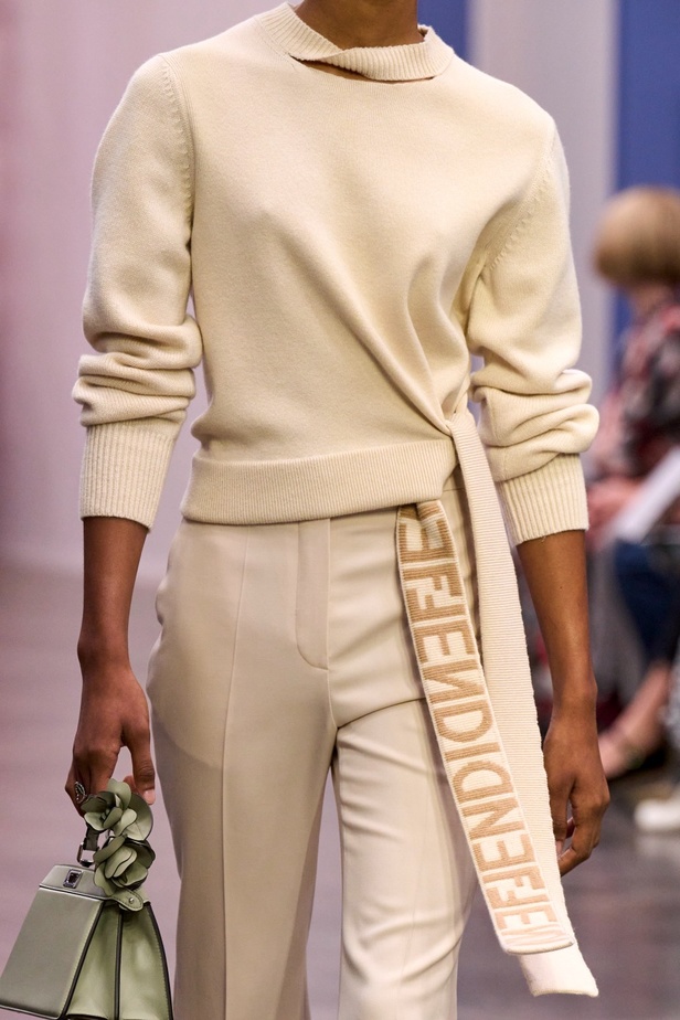 عرض أزياء Fendi  لربيع وصيف 2023 يضفي بُعدًا جديدًا للأزياء العمليّة