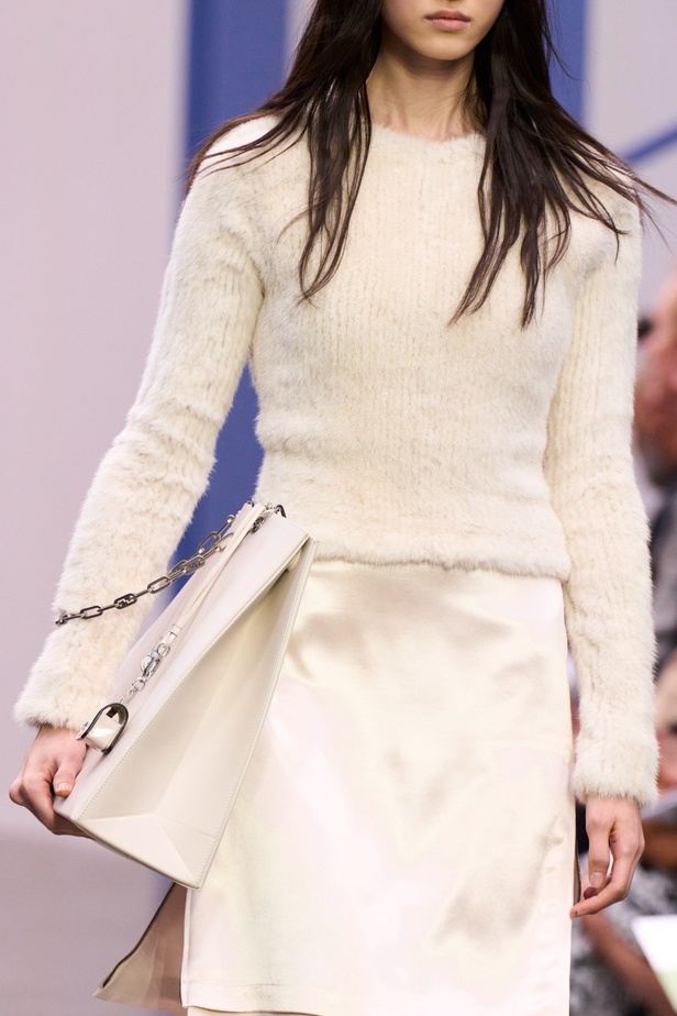 عرض أزياء Fendi  لربيع وصيف 2023 يضفي بُعدًا جديدًا للأزياء العمليّة