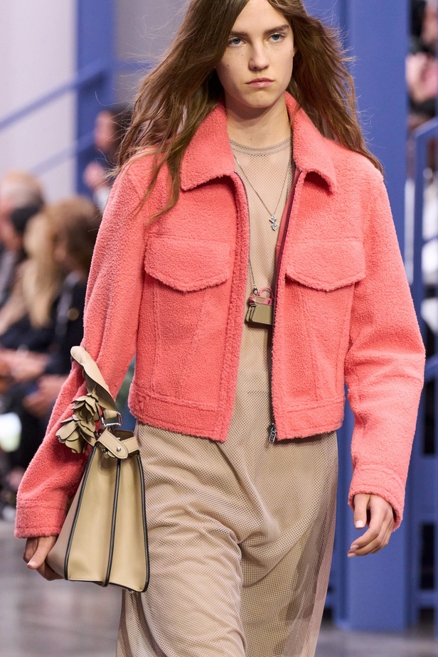 عرض أزياء Fendi  لربيع وصيف 2023 يضفي بُعدًا جديدًا للأزياء العمليّة