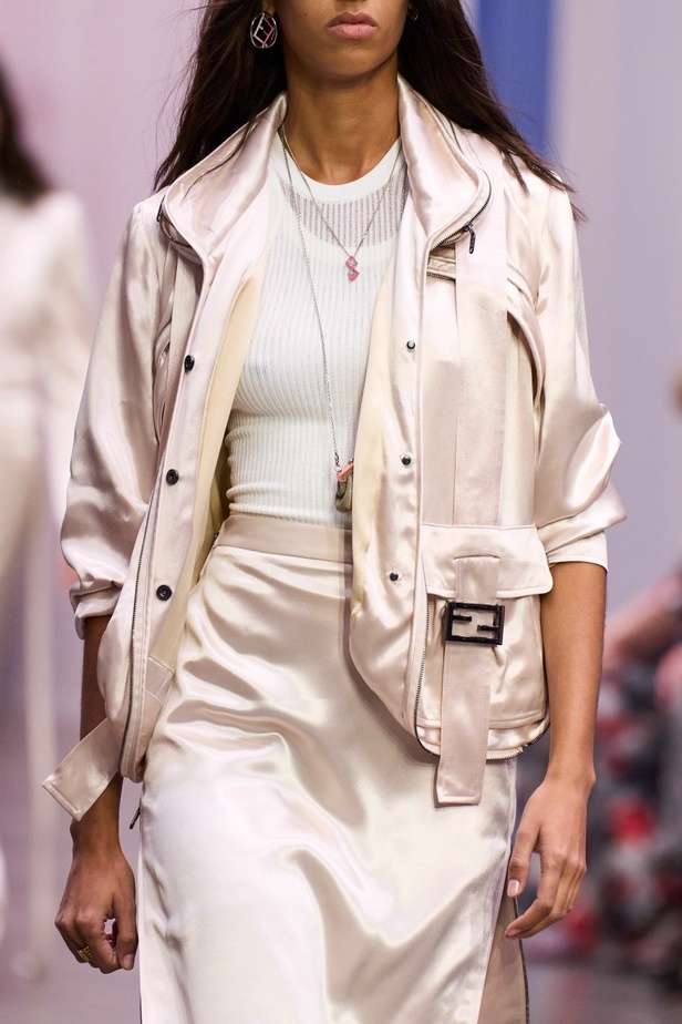 عرض أزياء Fendi  لربيع وصيف 2023 يضفي بُعدًا جديدًا للأزياء العمليّة