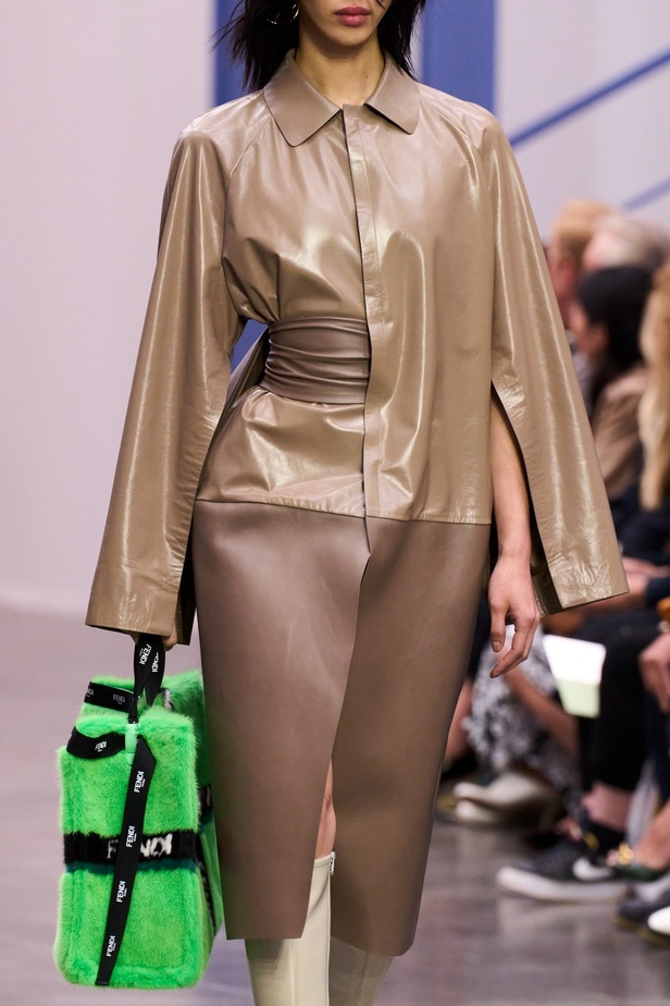 عرض أزياء Fendi  لربيع وصيف 2023 يضفي بُعدًا جديدًا للأزياء العمليّة