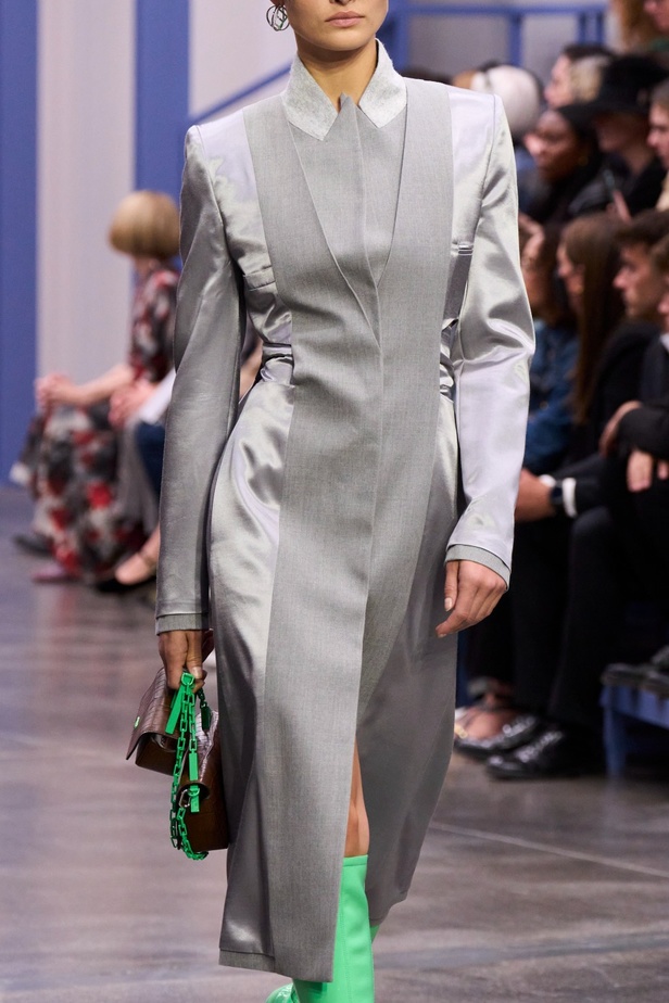 عرض أزياء Fendi  لربيع وصيف 2023 يضفي بُعدًا جديدًا للأزياء العمليّة
