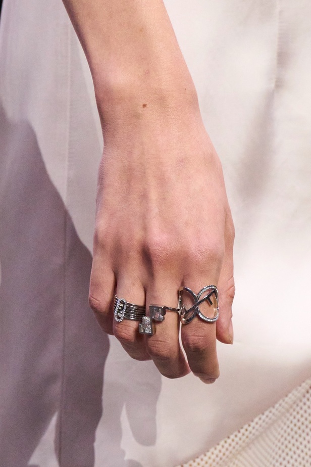 عرض أزياء Fendi  لربيع وصيف 2023 يضفي بُعدًا جديدًا للأزياء العمليّة