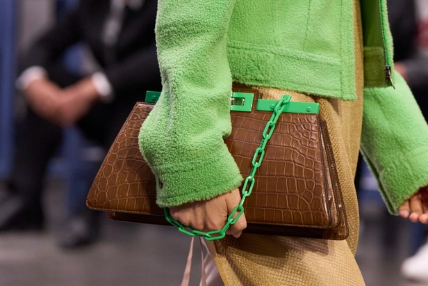 عرض أزياء Fendi  لربيع وصيف 2023 يضفي بُعدًا جديدًا للأزياء العمليّة