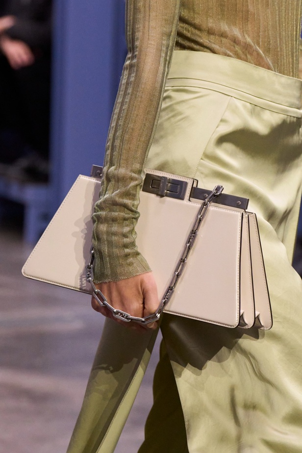 عرض أزياء Fendi  لربيع وصيف 2023 يضفي بُعدًا جديدًا للأزياء العمليّة