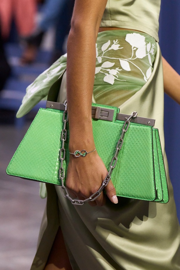 عرض أزياء Fendi  لربيع وصيف 2023 يضفي بُعدًا جديدًا للأزياء العمليّة