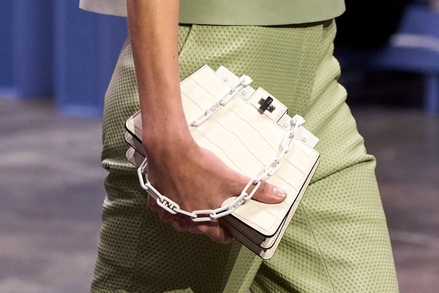 عرض أزياء Fendi  لربيع وصيف 2023 يضفي بُعدًا جديدًا للأزياء العمليّة