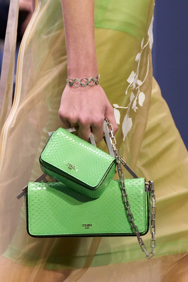 عرض أزياء Fendi  لربيع وصيف 2023 يضفي بُعدًا جديدًا للأزياء العمليّة