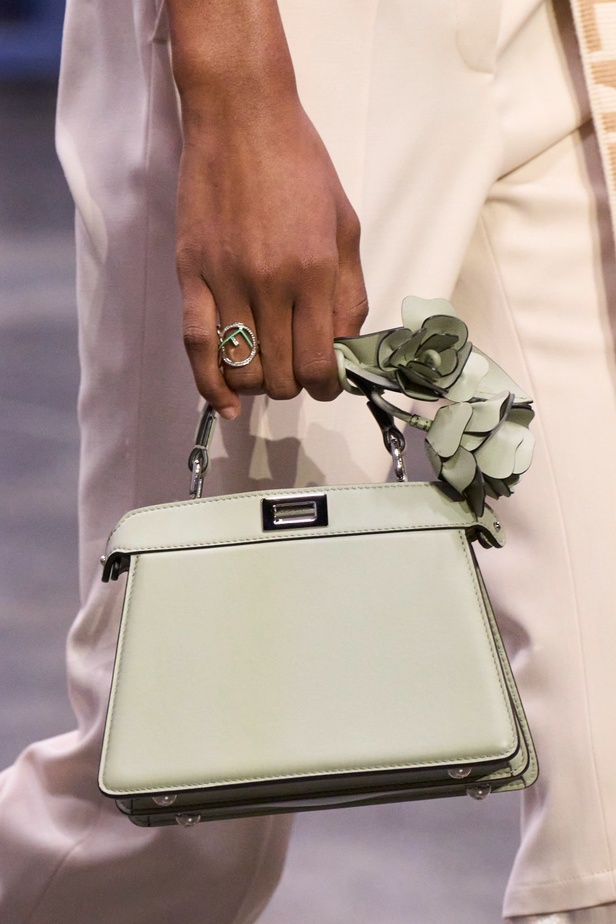 عرض أزياء Fendi  لربيع وصيف 2023 يضفي بُعدًا جديدًا للأزياء العمليّة