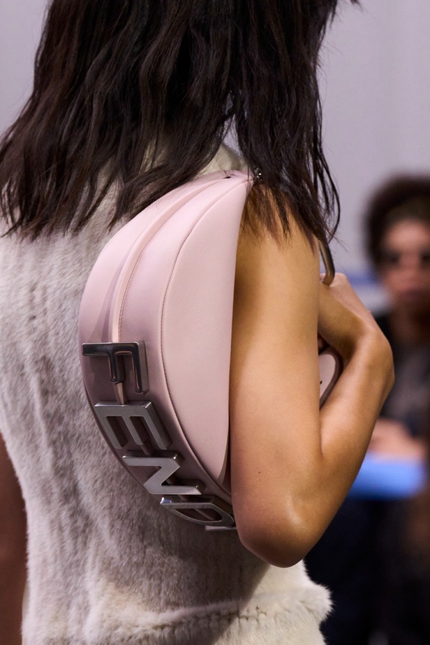 عرض أزياء Fendi  لربيع وصيف 2023 يضفي بُعدًا جديدًا للأزياء العمليّة