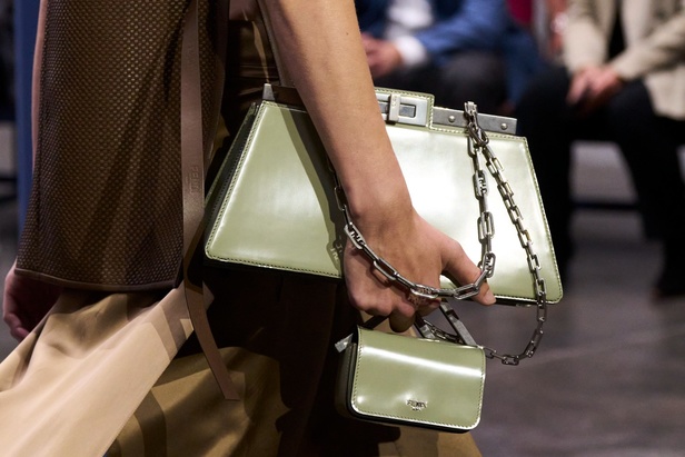عرض أزياء Fendi  لربيع وصيف 2023 يضفي بُعدًا جديدًا للأزياء العمليّة