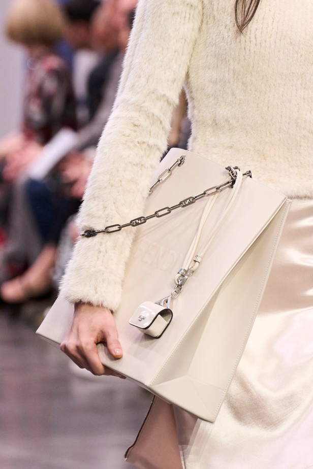 عرض أزياء Fendi  لربيع وصيف 2023 يضفي بُعدًا جديدًا للأزياء العمليّة